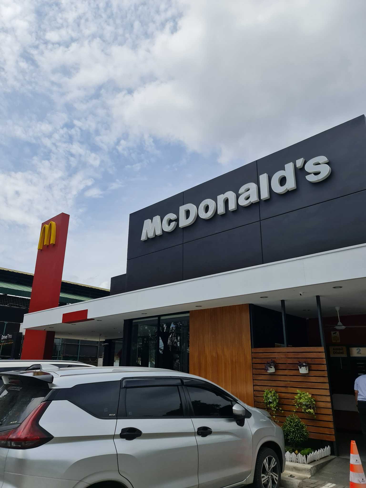 Mcdonald’s - Wolter Monginsidi 1