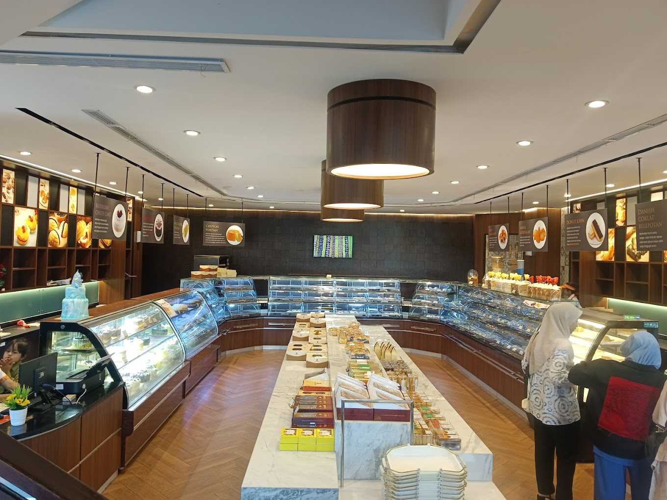 Holland Bakery Urip Sumoharjo 2