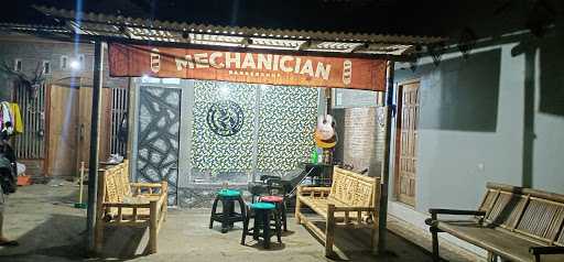 Mechanician Barber Studio 2