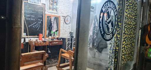 Mechanician Barber Studio 6