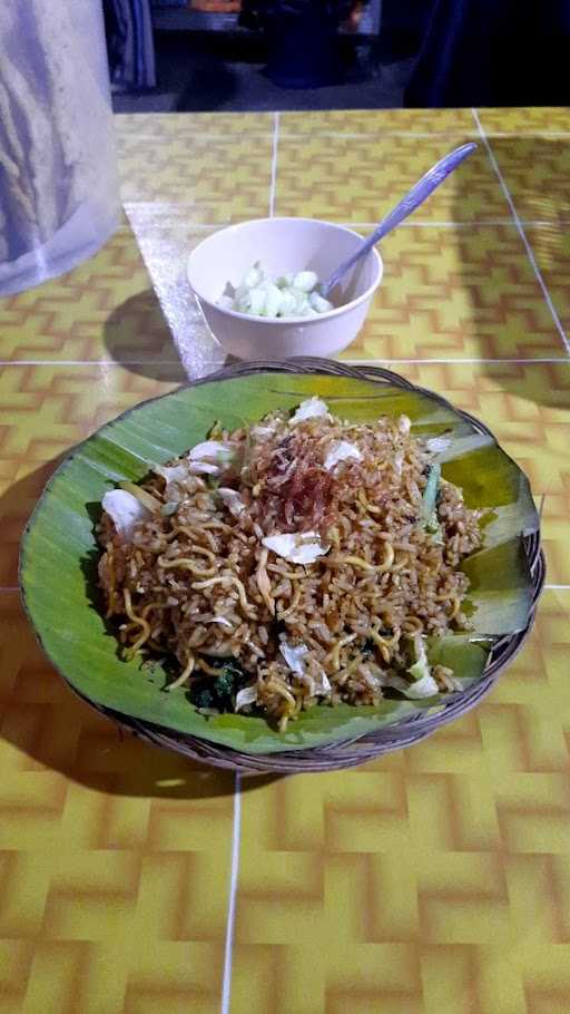 Warung Nasgor Mak Ndut Cemara 4