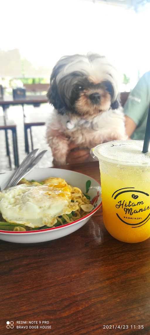 Hitam Manis Kedai Kopi Somber 3