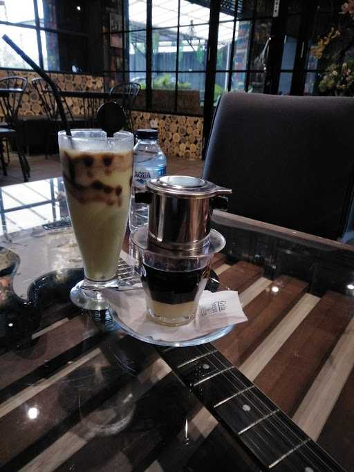 Hobbies Coffee & Lounge 5