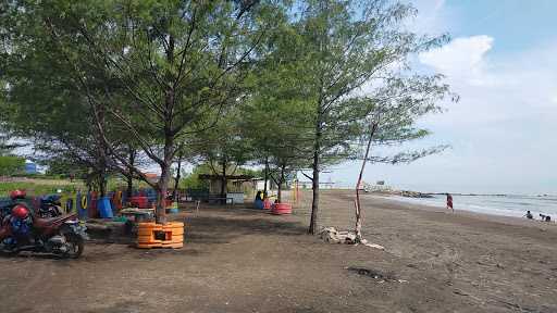 Pantai Balongan Kesambi 6