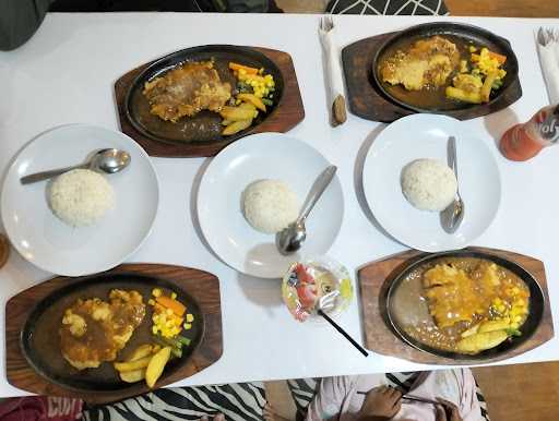 Saung Steak Teman Bahagia 4