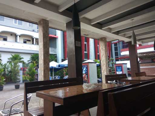 Ben'S Cafe & Resto 7