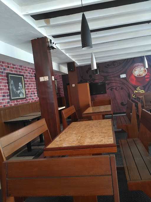 Ben'S Cafe & Resto 9