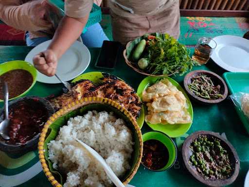 Rumah Makan Cobek Beti Lesehan Cipadung 4