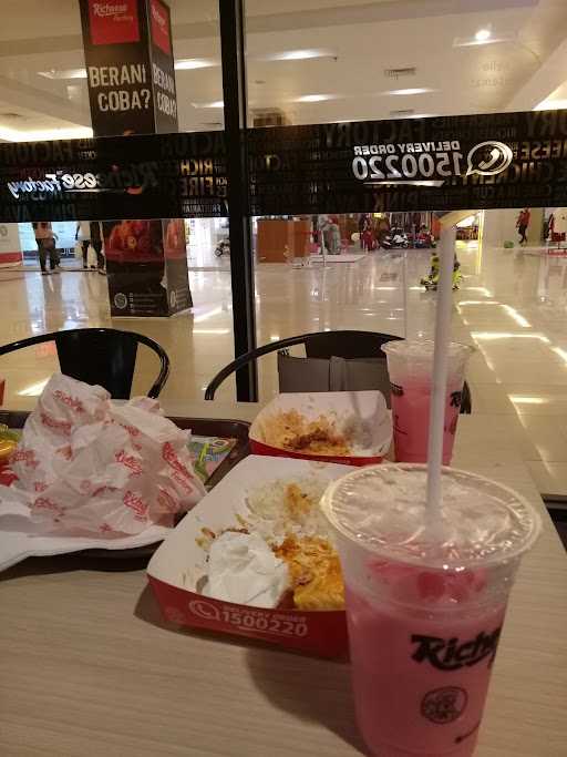 Richeese Factory Q Mall Banjarbaru 1