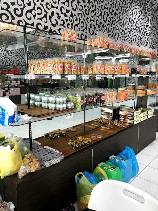 Hj. Enong Bakery 10