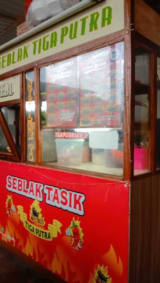 Seblak Tasik Tiga Putra 4, Pangkalan 8 8