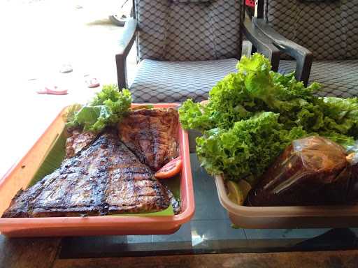 Warung Ikan Bakar Dan Penginapan Tri Tunggal Umik Sul 4