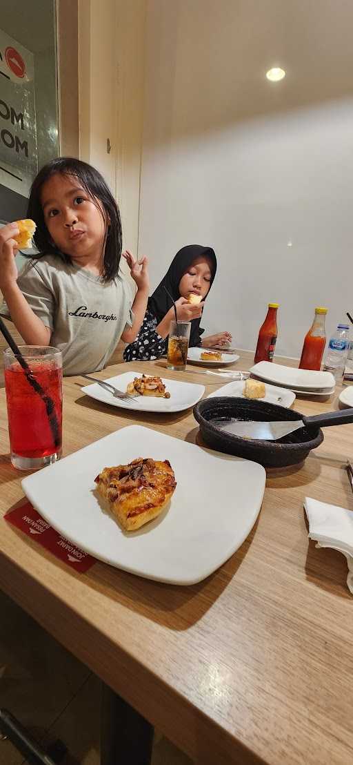 Pizza Hut Restoran 7