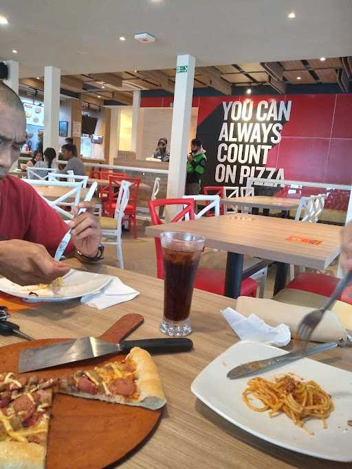 Pizza Hut Restoran 6