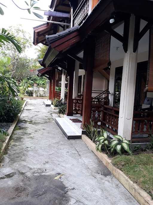 Batu Bolong Steak House 10