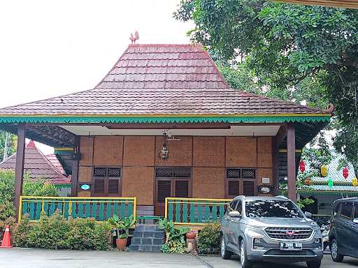 Warung Makan Betawi Ngoempoel 8