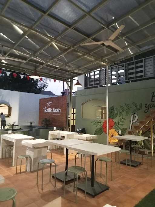 Balik Arah Coffee & Food Space 9