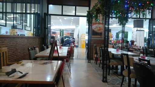 Madame Cafe & Resto 9