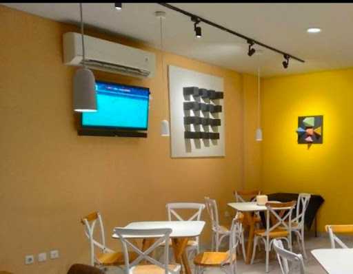 Aroma Manis Cafe & Resto Bekasi 5