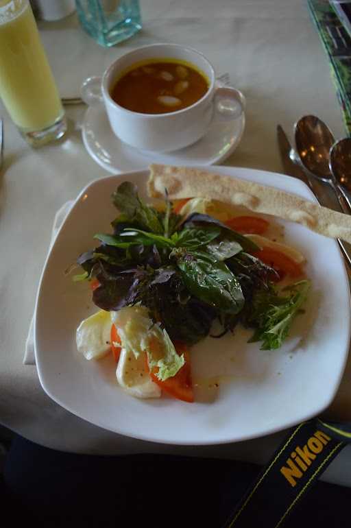 Tsavo Lion Restaurant 8