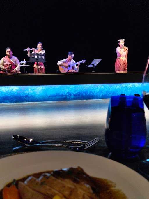 Varuna Underwater Theatrical Dining 8