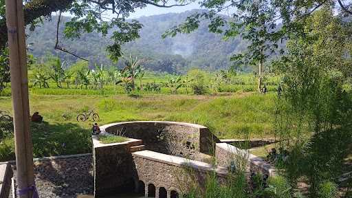 Saung Sanghiang Cekas Desa Cibarengkok 6