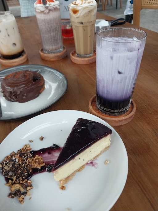 Rolun Coffee And Pastry 2