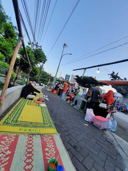 Mie Ayam Bakso Cak Man Patung Kuda 5