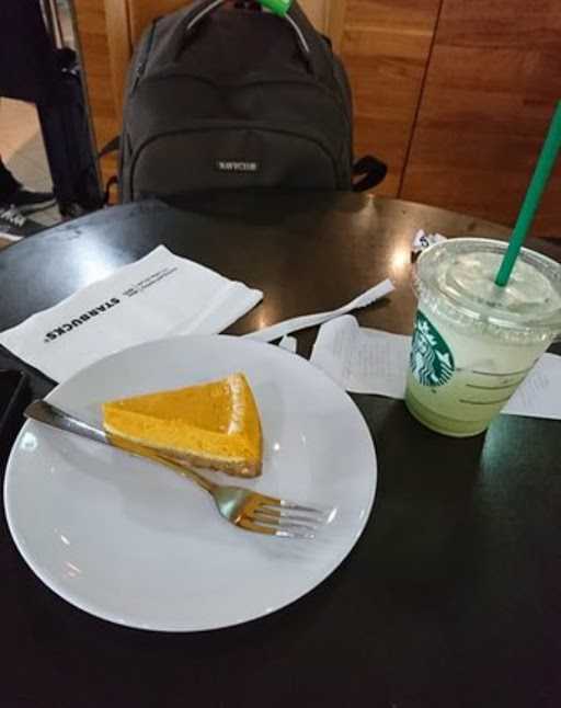 Starbucks - Hang Nadim International Airport Batam 6