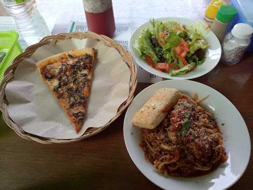 Warung Tomat Pizza And Pasta 10