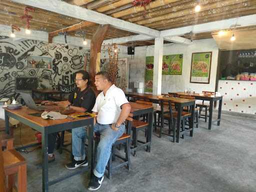 Merapi Resto & Cafe 8