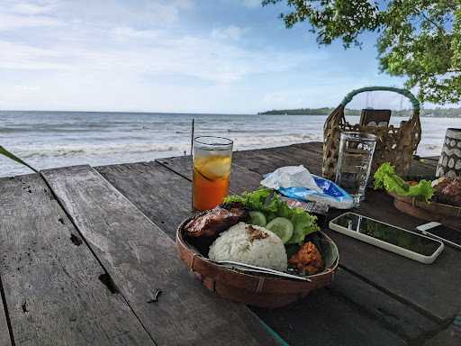 Pantai Pandan Carita Cafe And Resto 8