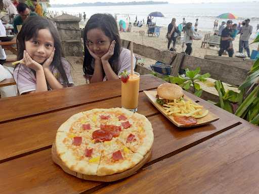 Pantai Pandan Carita Cafe And Resto 4