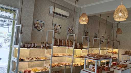 Jolly Bakery & Galato Pedan 8