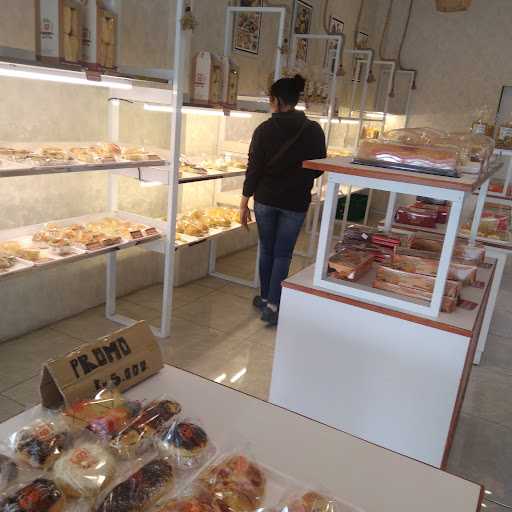 Jolly Bakery & Galato Pedan 6