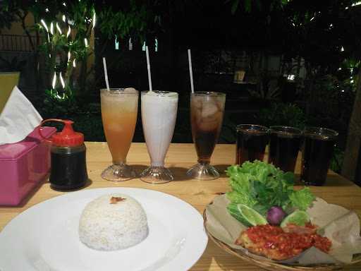 Saung Lesehan Bu Astri 3