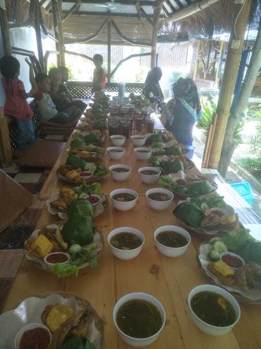 Saung Lesehan Bu Astri 8