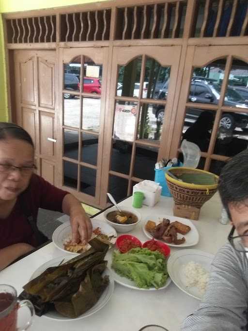 Rumah Makan Sederhana Maju 5