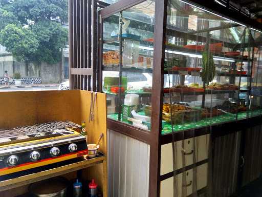 Rumah Makan Ma' Uneh Asli 9