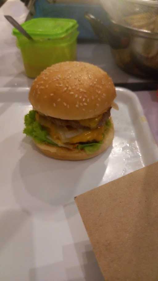 Switch Burger Ciumbuleuit, Bandung 3