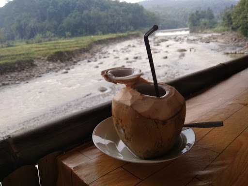 Saung Bambu Lesehan Sahabat 5