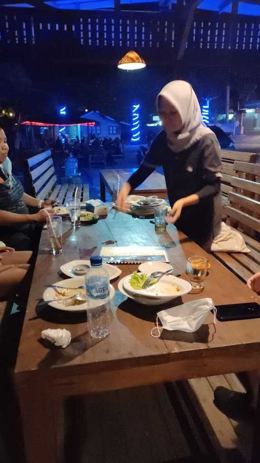 Cafe & Resto Ombak Putih 2