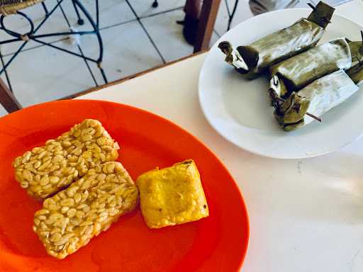 Rumah Makan Ibu Haji Cijantung 9