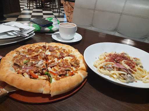 Pizza Hut Restoran 8