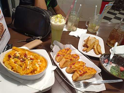 Pizza Hut Restoran 1