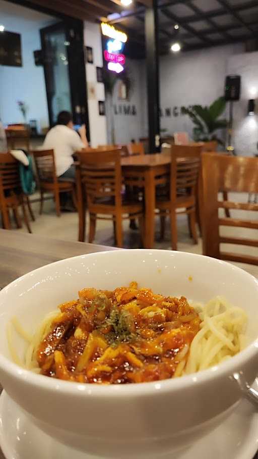 Cafe Lima Mangkok 4