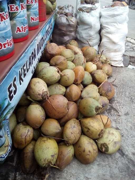 Es Kelapa Muda Sinar Tasik 4