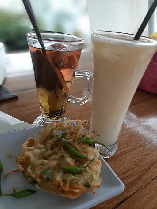 Omah Putih Cafe & Resto 10