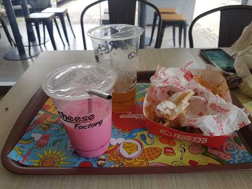 Richeese Factory Cinere 5