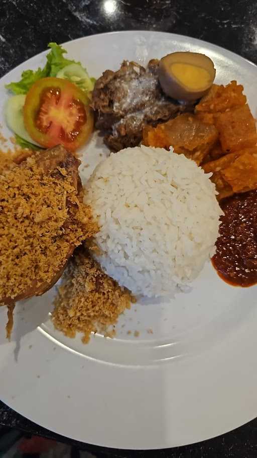 Ayam Goreng Mbok Berek Ny. Subekti 8